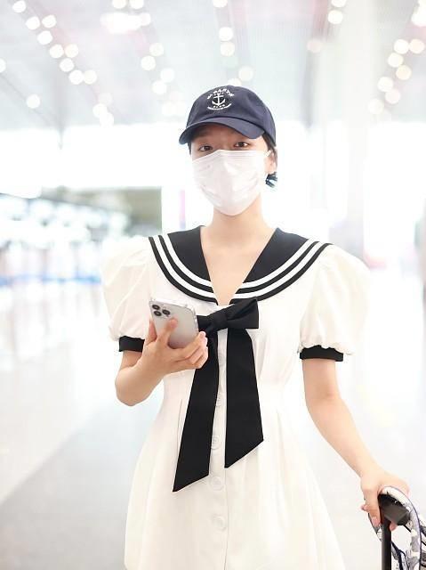 址泡泡袖服装的穿搭要点Bsport体育最新网(图1)